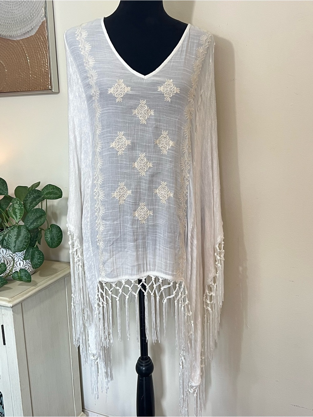 Knox Rose Embroidered Poncho
Womens L/XL Rayon White Boho Fringe Top